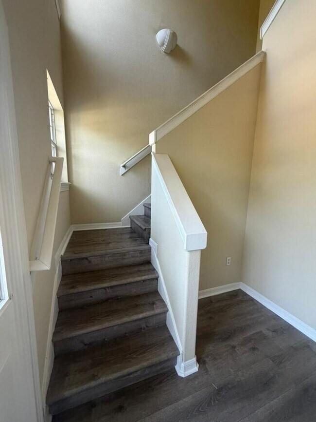 Building Photo - Updated 3 bed 2.5 bath Townhome