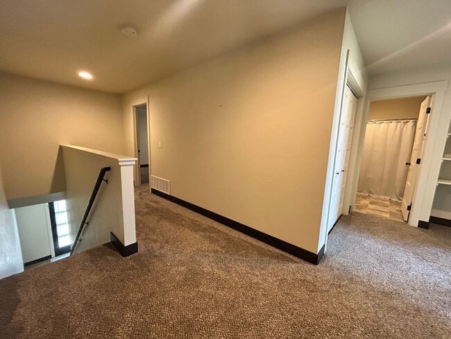 Building Photo - 3 Bed / 2.5 Bath Townhouse with Fenced Yard – Great Kalispell Location!