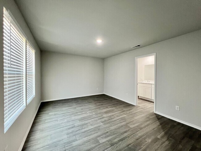 Building Photo - New Home in New Tolar Oaks Neighborhood