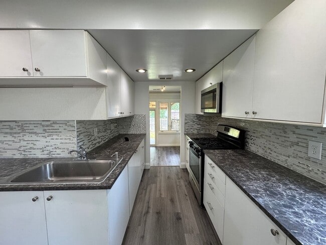 Building Photo - Relaxing 3 Bed 2.5 Bath Single Family Home...