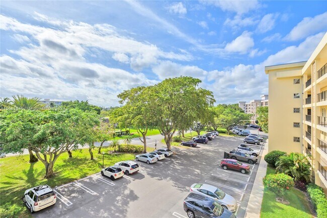 Building Photo - 2751 N Palm Aire Dr