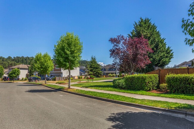 Building Photo - Beautiful 3-bed/2-bath Orting Home in Rive...