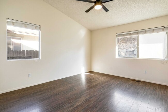 Building Photo - Well Maintained 3 Bedroom, 2 Bath Home