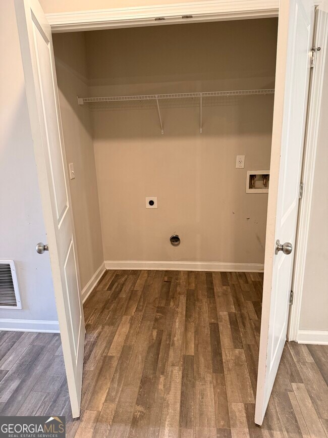 Building Photo - 725 Cole Dr