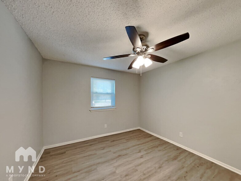 Building Photo - 904 Redbud St