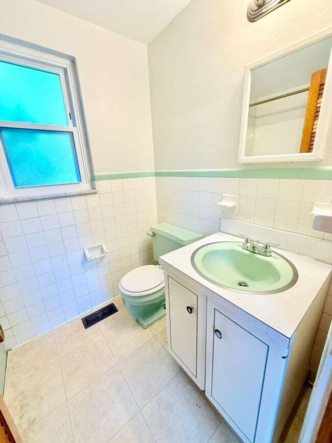 Building Photo - Spacious and beautifully updated 3-bedroom, 2-bath