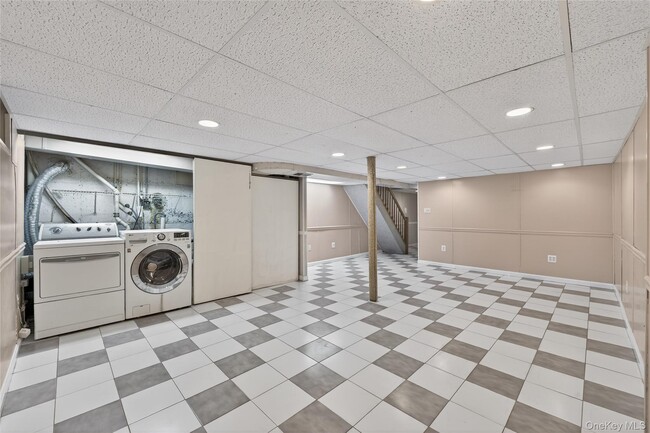 Building Photo - 62-47 Douglaston Pkwy