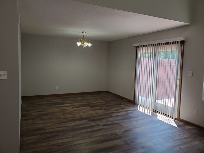 Building Photo - Beautiful 3BR, 3.5BTH home near Lake Sherwood. Washburn Rural Schools.