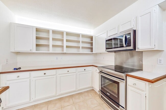 Building Photo - Rare Shorecliff Villas for rent.  2 bd / 2...
