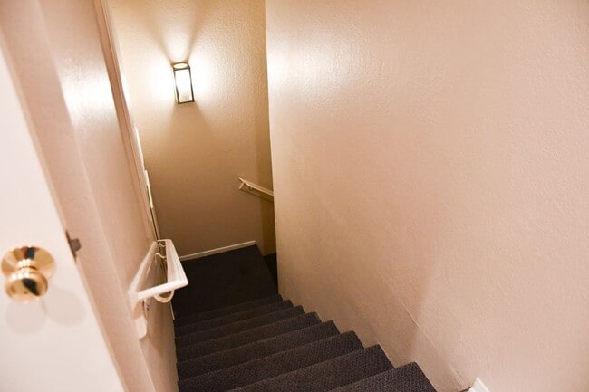 Building Photo - Newly remodeled and updated