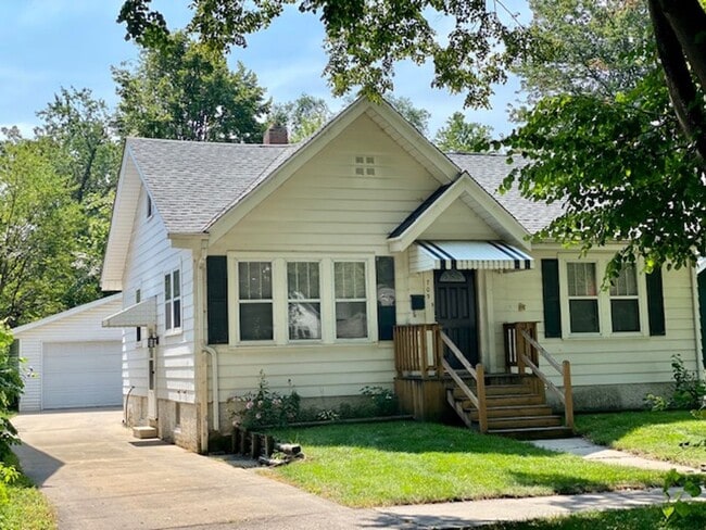 Building Photo - Charming 2 Bedroom 1 Bath Single Family Home!