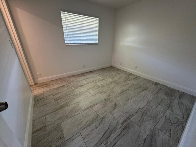 Building Photo - 481 Banks Rd