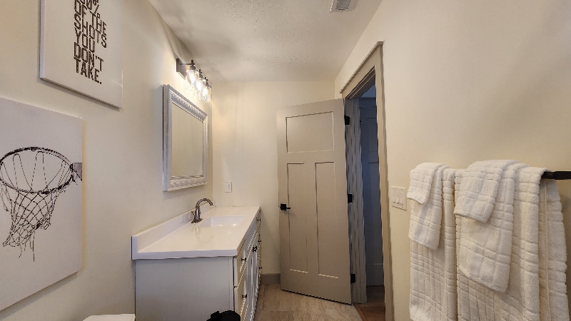 Building Photo - 1704 S Forest Dr