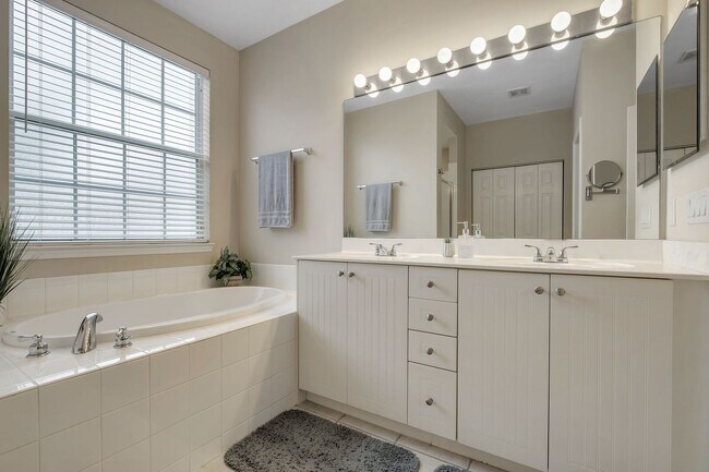 Building Photo - Southwood Home With Large Yard