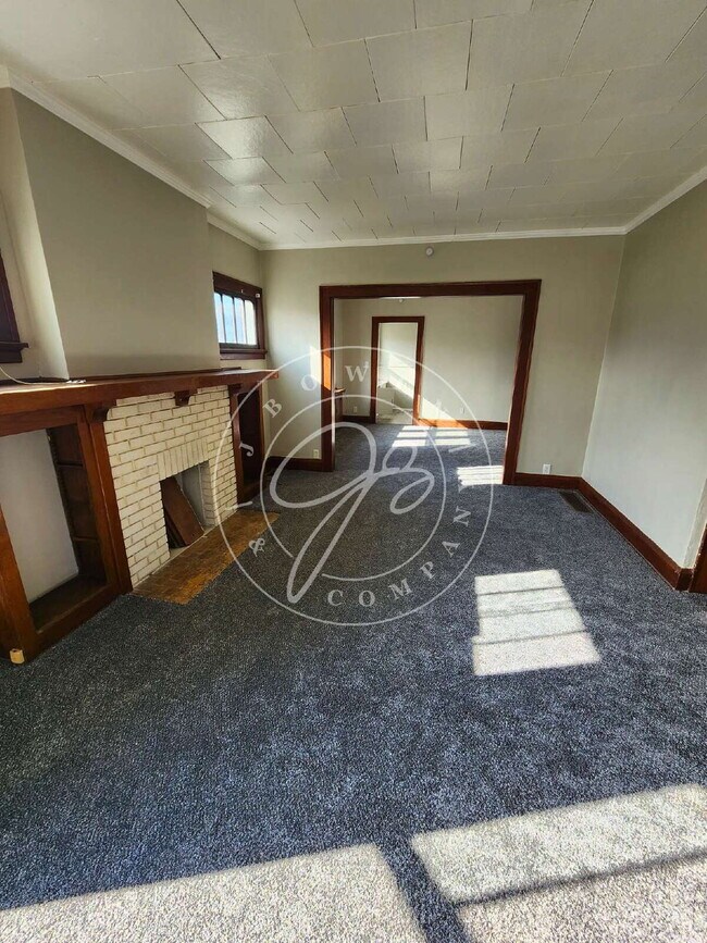 Building Photo - 1200 Sq foot lower duplex! Tons of space and character! Water included!