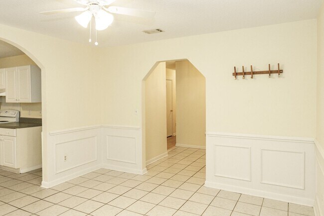 Building Photo - Beautiful 4 bedroom in the heart of Mossy ...
