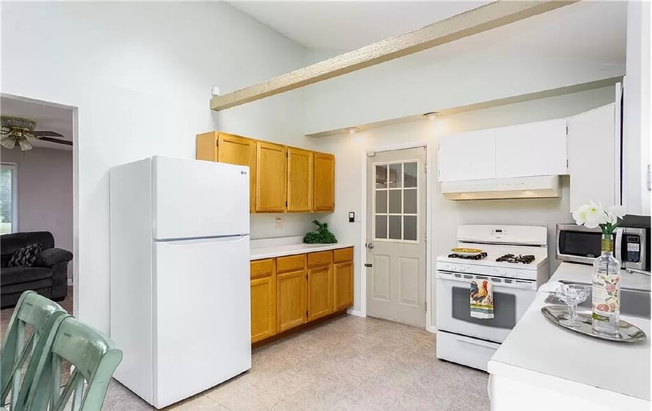 Full Kitchen view - 1286 Laurel Dr