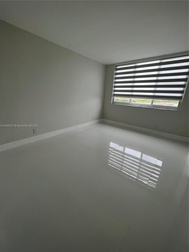 Building Photo - 4200 Hillcrest Dr