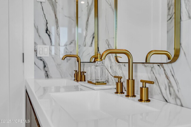 Building Photo - 320 Silver Lagoon Dr