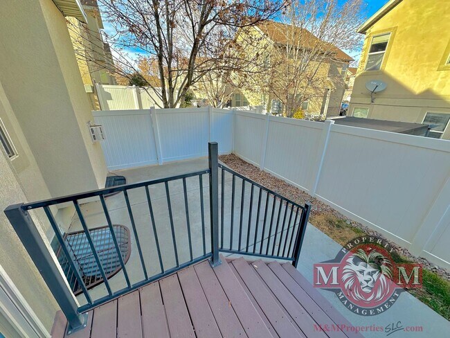 Building Photo - 3 Bd 3.5 Bath Model Like Townhome in Riverton