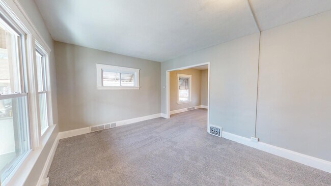 Building Photo - 3 Bed / 1 Bath in Cleveland!