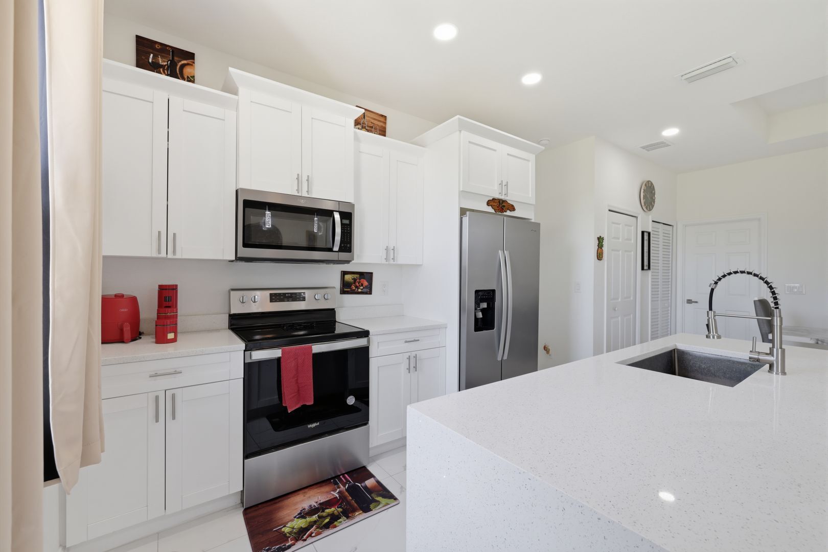 Building Photo - Newer 3/2 home all tile