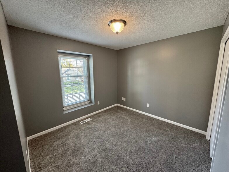 Building Photo - 1412 SW Highland Dr