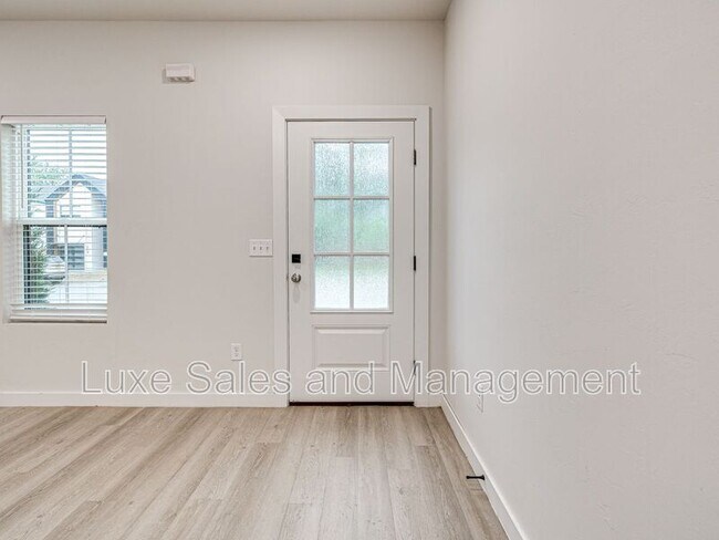 Building Photo - 612 W 2nd St