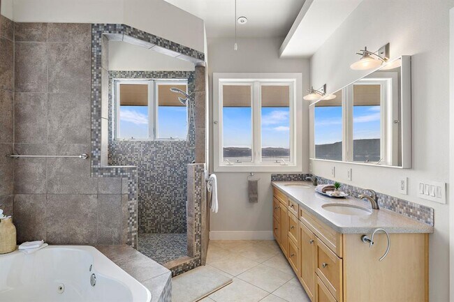 Building Photo - 14020 Lakeview Dr