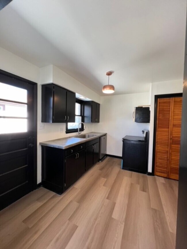 Building Photo - Charming 2BR Apartment Near Downtown Urbana + Garage