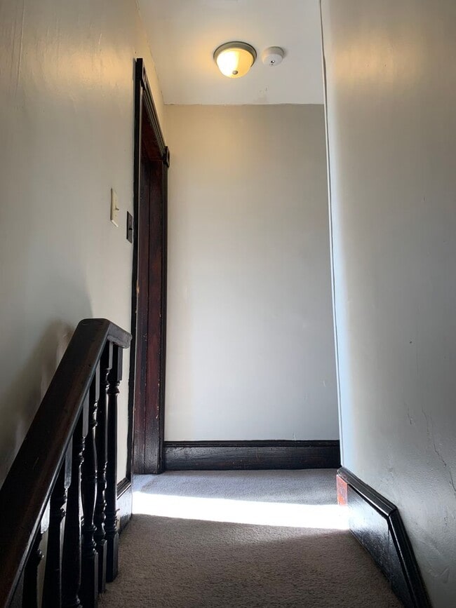 Building Photo - Spacious single family home with 3 beds/2 ...