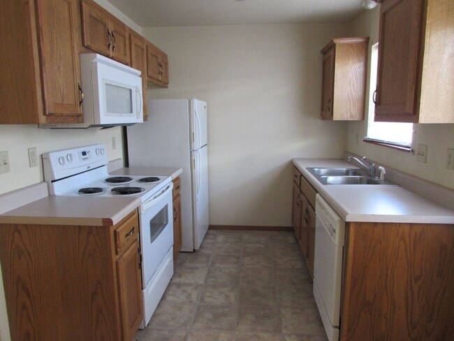 Building Photo - 20329 Skyview Dr