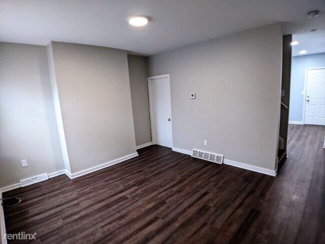 Building Photo - 2 br, 1 bath Townhome - 5329 Brown Way