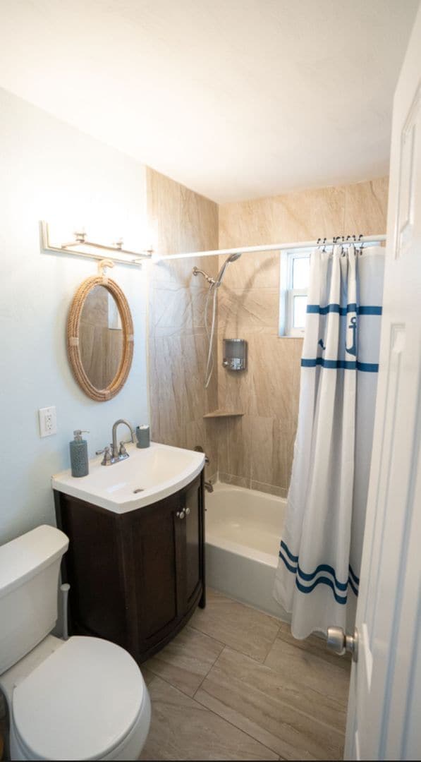 Building Photo - Charming 2 bedroom 1 bathroom beach side home