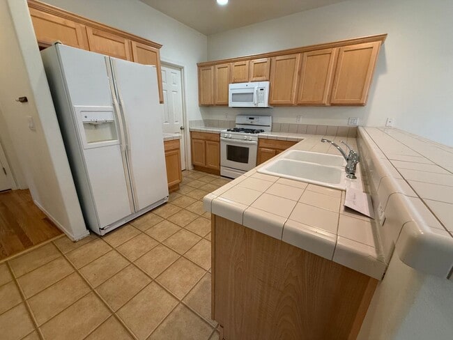 Building Photo - 3 Bed/2.5 Bath Single Family Home in River Canyon Estates - BRAND NEW CARPET