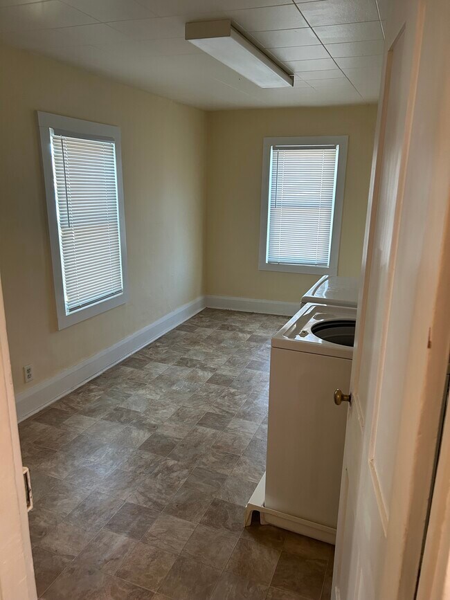 Building Photo - 1284 S Bay Rd