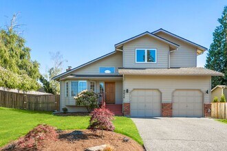 Building Photo - Inviting Everett Home Featuring 3 Bedrooms, Fireplace, and Fully Fenced Backyard