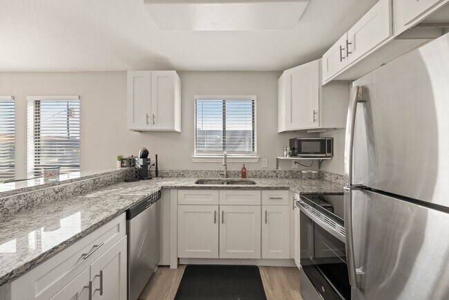 Building Photo - Furnished Condo with Modern Finishes in Ar...