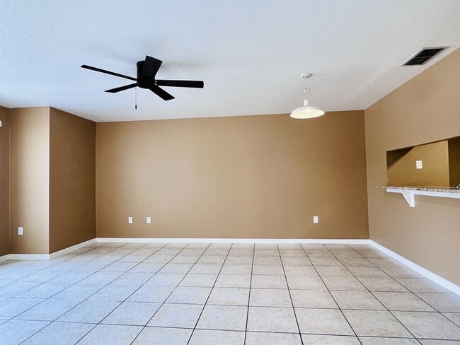 Building Photo - Completely Renovated 3 Bed 2 Bath Condo