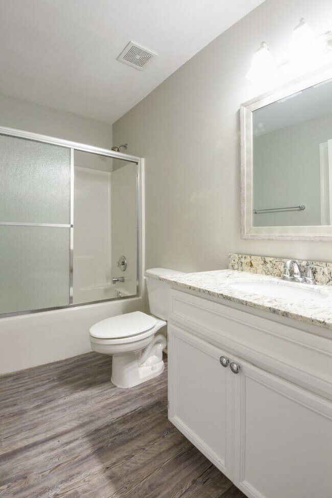 Building Photo - 3BR/3BA townhome with new painting and sta...