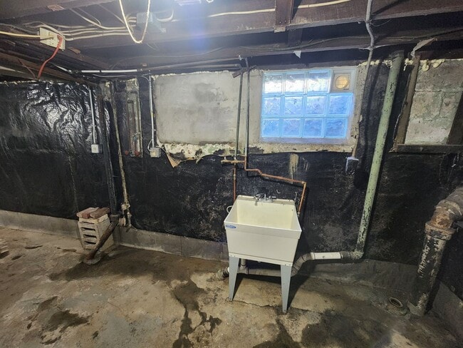 Building Photo - 4 BR home with first-floor living, new roof, and a private-feeling backyard in Lincoln Place