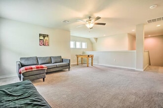 Building Photo - 5603 Chestnut Xing