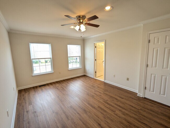 Building Photo - Renovated Townhouse in Frederick ready for...