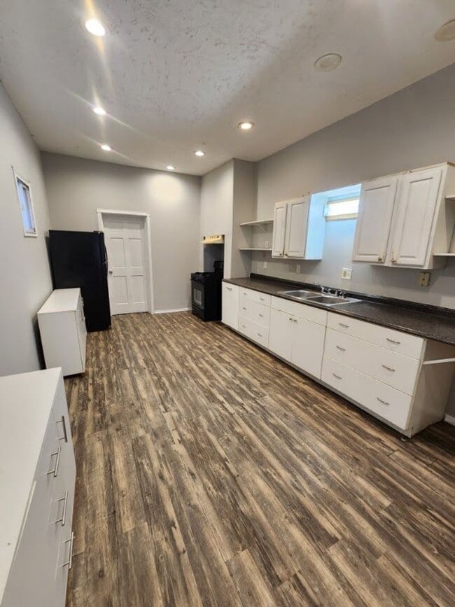 Building Photo - 5 Bedroom home available now in York!