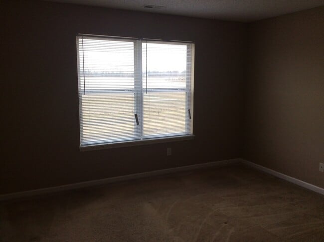 Building Photo - Avon - 3 BR home with loft