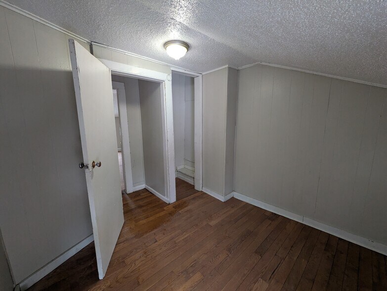 Building Photo - 148 Maple St