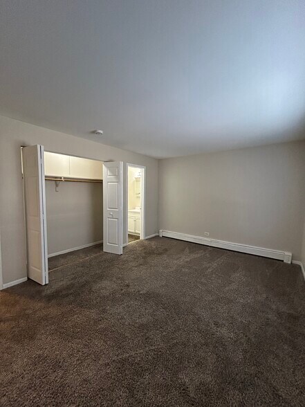 Building Photo - 555 Hill Dr