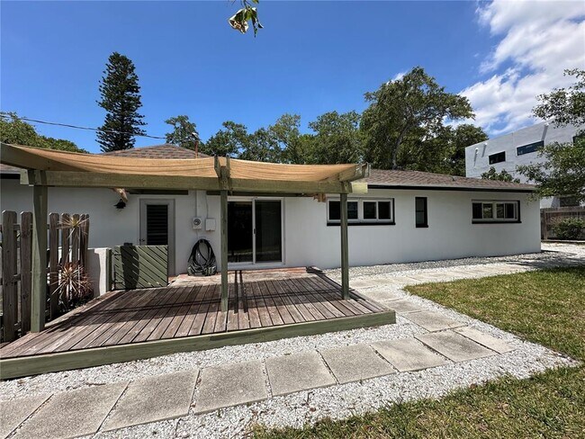 Building Photo - 701 Bluff View Dr