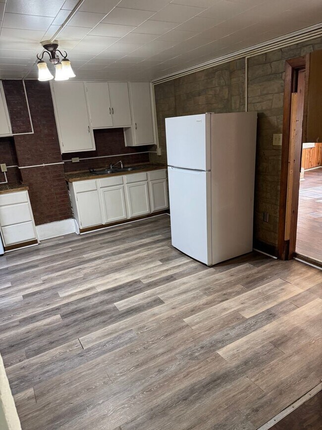Building Photo - 3 bedroom, 1 bath, 2 story single family house