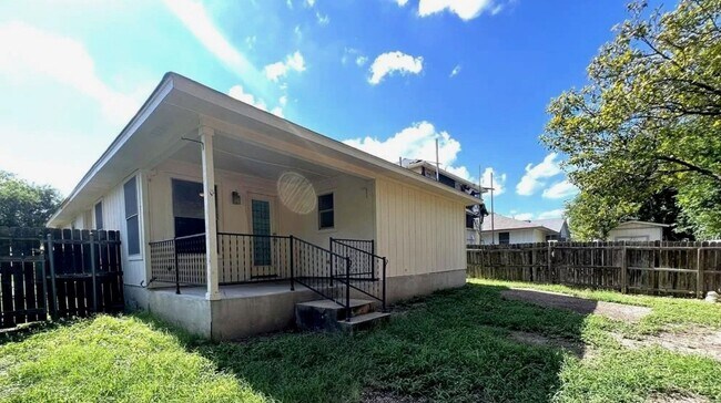 Building Photo - South Austin 3-bedroom/2-bath Home Reduced...
